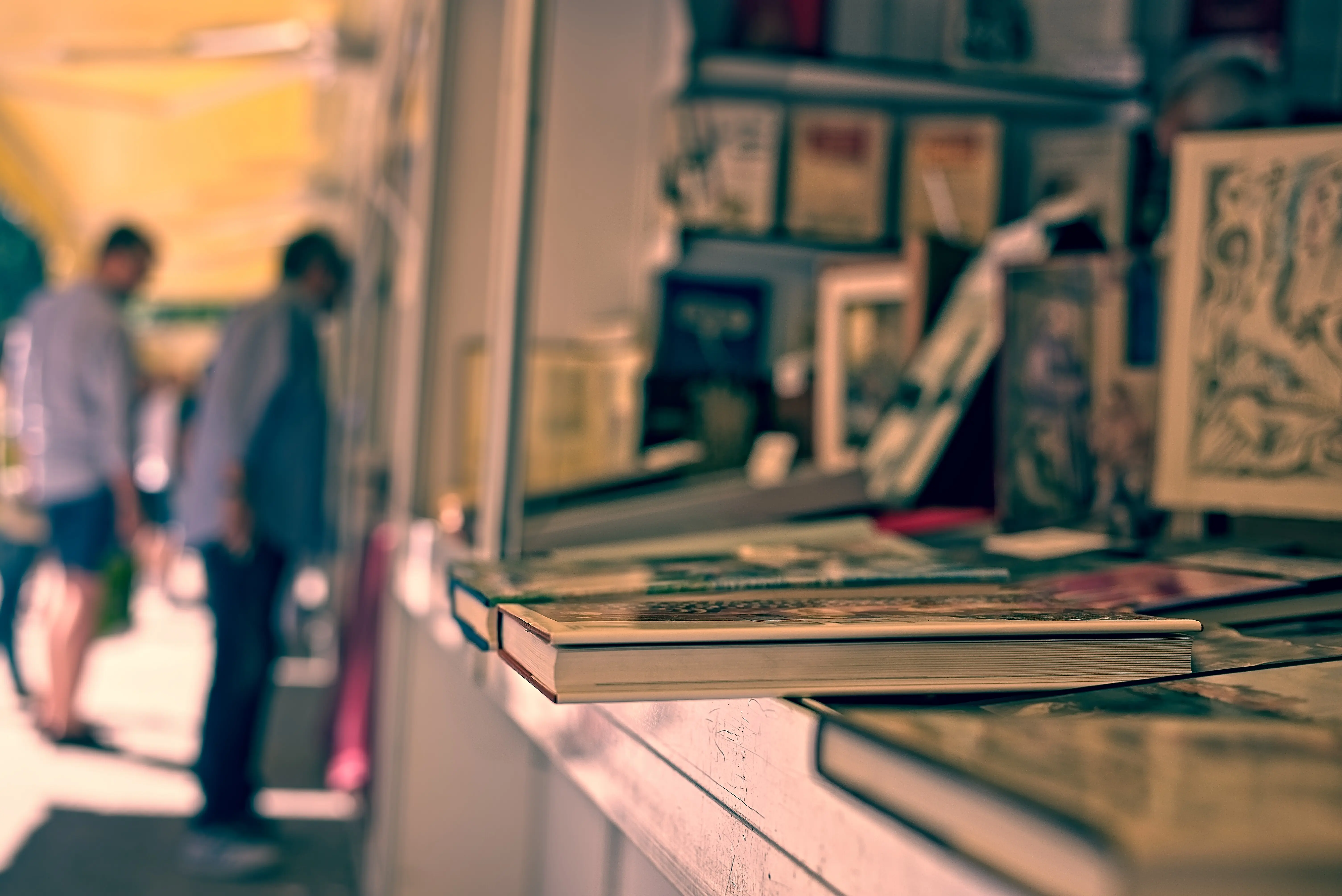 Nahaufnahme von Büchern in einem Geschäft, die zum Verkauf stehen.